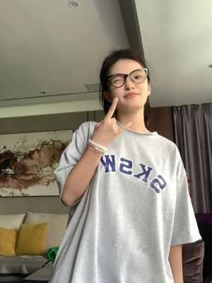 抚摸双乳房