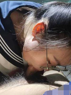 黑丝眼镜妹