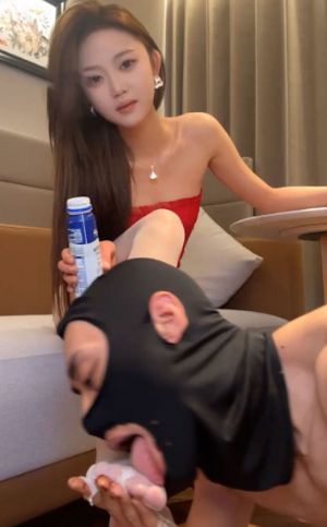 69舔脚吃屎
