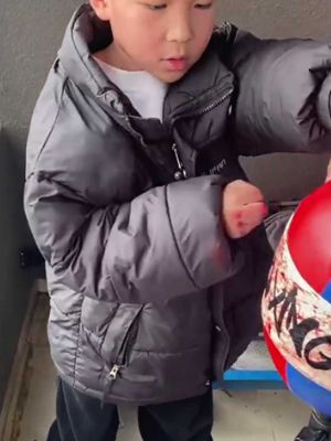 孩子练拳击