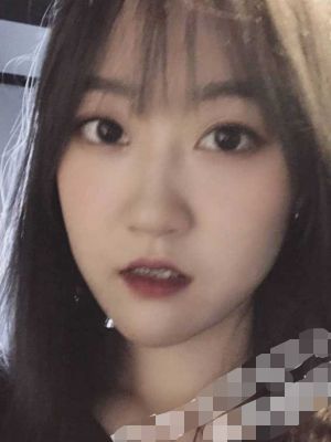 清纯外表骚浪内心