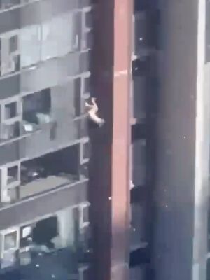 女子跳楼