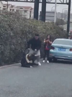 马路暴打