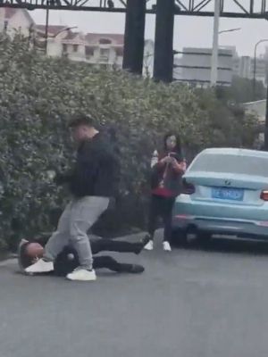 头部猛踢
