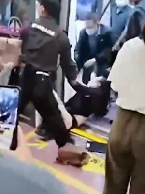 扒衣事件