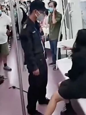 全身裸体