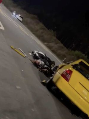 精神小伙车祸
