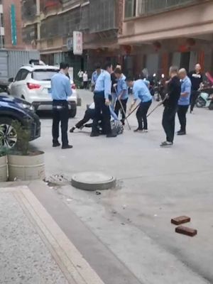 男子持刀