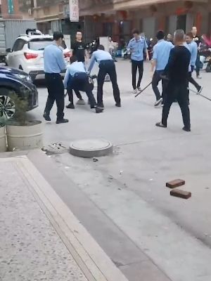 大街上乱砍
