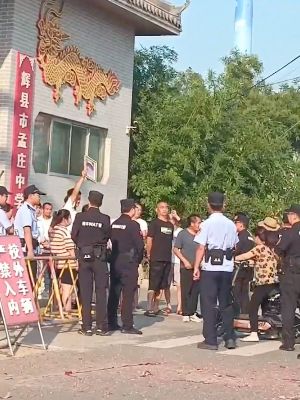家属怒斥