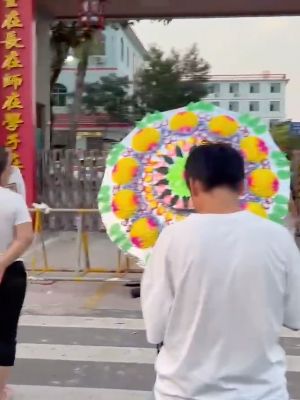 少女军训晕倒
