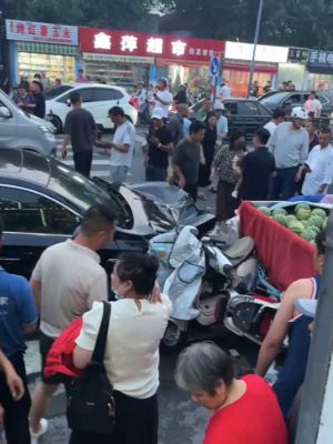 车辆撞人群