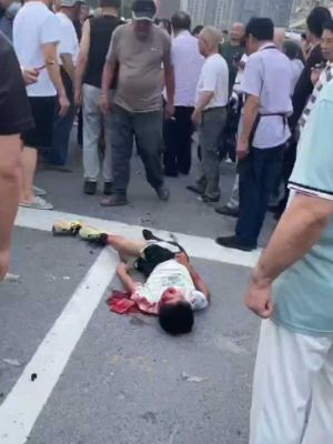 车辆撞人群