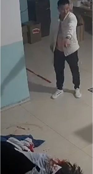 狂砍20多刀