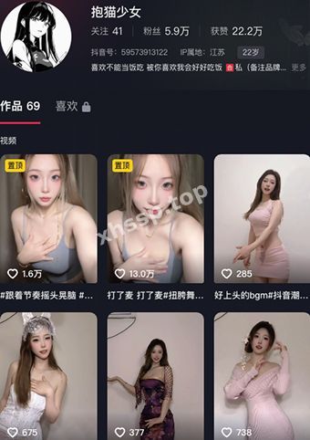 抱猫少女