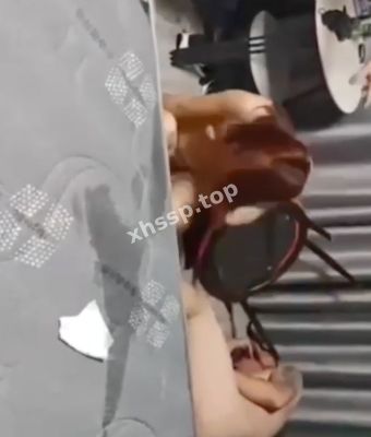 丈夫暴打小伙子