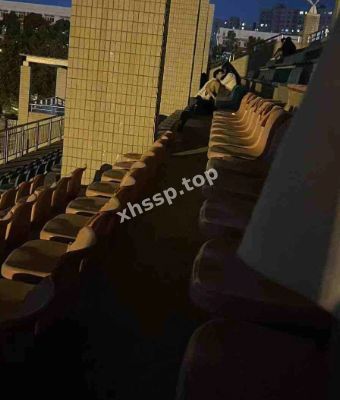 情侣体育场偷情