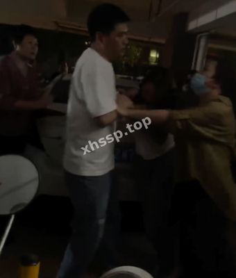 当街扒衣