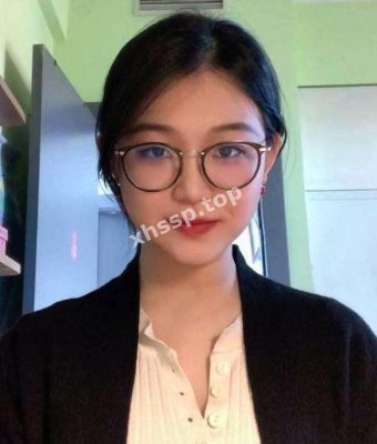 微胖眼镜妹