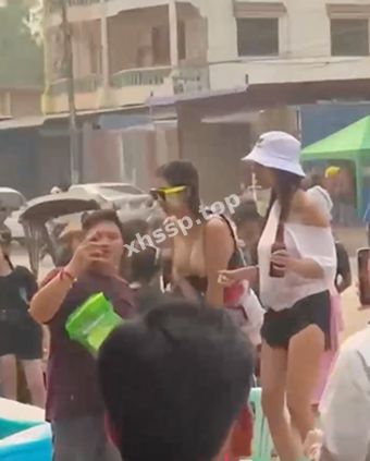 妹子当街裸舞