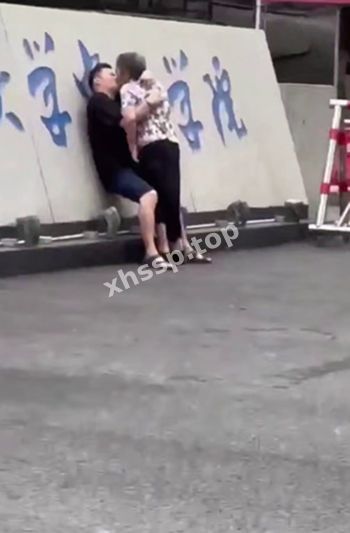校门口激情热吻